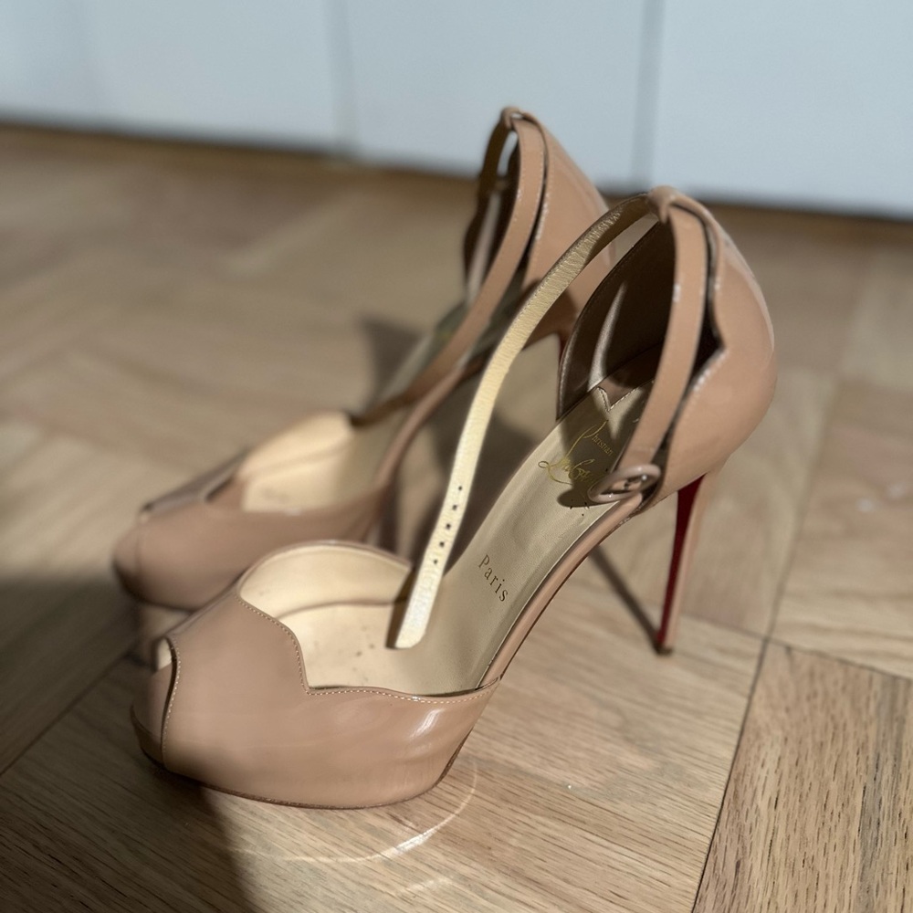 Christian Louboutin Patent Round Chick Alta Platform Peep Toe Pumps 39.5 Nude